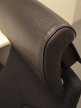 Kinnarps Synchrone 8000 kontorstol med nakkepute i skinn, nytrukket i sort, PENT BRUKT