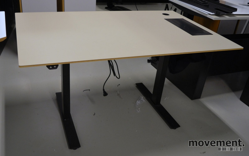 Solgt!Skrivebord med elektrisk hevsenk - 1 / 4