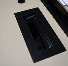 Skrivebord med elektrisk hevsenk fra Horreds, 140x90cm, gråbeige / sort, kabelluke, pent brukt