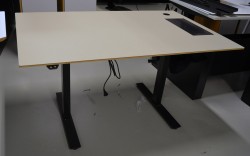 Skrivebord med elektrisk hevsenk fra Horreds, 140x90cm, gråbeige / sort, kabelluke, pent brukt