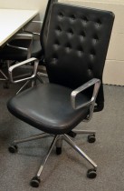 Konferansestol / kontorstol fra Vitra, modell ID Trim i sort skinn, strøken 2015-modell