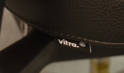 Konferansestol / kontorstol fra Vitra, modell ID Trim i sort skinn, strøken 2015-modell