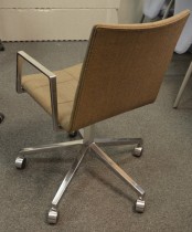 Lekker konferansestol  på hjul i gråbrunt stoff / polert aluminium, Lammhults Archal, pent brukt