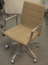 Lekker konferansestol  på hjul i gråbrunt stoff / polert aluminium, Lammhults Archal, pent brukt