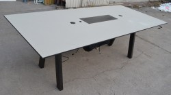 Horreds VX møtebord / konferansebord i gråbeige laminat med sort kant, ben i sort eik, 225x100cm, passer 6-8 personer, pent brukt
