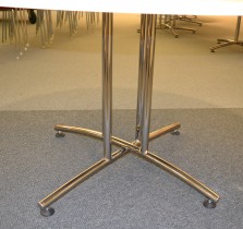 Rundt møtebord / konferansebord / kantinebord i hvitt / krom fra EFG, Ø=120cm, pent brukt