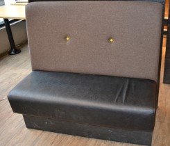 Sittebenk / restaurantmøbel i sort kunstskinn / grått stoff rygg med knapp, 120cm bredde, 2 sitteplasser, pent brukt