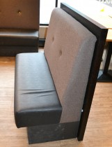Sittebenk / restaurantmøbel i sort kunstskinn / grått stoff rygg med knapp, 120cm bredde, 2 sitteplasser, pent brukt