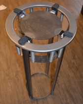 Tallerkendispenser i rustfritt stål for nedfelling i benkeplate, for opptil, Ø=24cm, pent brukt