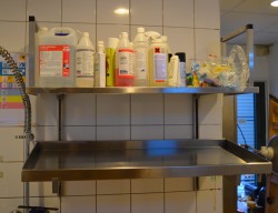 Vegghengt oppvaskhylle / vegghylle i rustfritt stål, 110cm bredde, for 2stk standard oppvaskbakk, pent brukt
