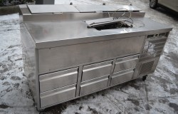 Kjølebenk med kjøleskuffer på hjul, arbeidsbenk i rustfritt, garnityrkjøler i platen, fin som pizzabenk, 187cm bredde, pent brukt