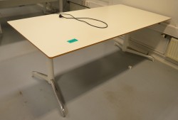 Lekkert skrivebord med elektrisk hevsenk fra Holmris, Modell: Genese, 180x90cm, hvitt, pent brukt