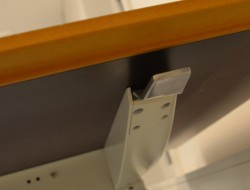 Lekkert skrivebord med elektrisk hevsenk fra Holmris, Modell: Genese, 180x90cm, hvitt, pent brukt
