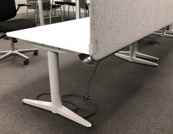 Skrivebord med elektrisk hevsenk fra Edsbyn i hvitt / grått, 160x80cm med kabelluke og kabelbrønn, ny plate, pent brukt understell