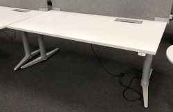 Skrivebord med elektrisk hevsenk fra Edsbyn i hvitt / grått, 160x80cm med kabelluke og kabelbrønn, ny plate, pent brukt understell