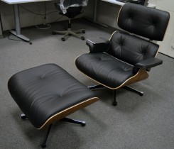 Vitra Lounge Chair with Ottoman, LCH, design: Charles & Ray Eames, sort skinn / sortpigmentert valnøtt, NY/UBRUKT