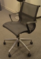 Swopper ergonomisk stol i rødtmikrofiberstoff på hjul, pent Swopper ergonomisk stol i rødtmikrofiberstoff på hjul, pent