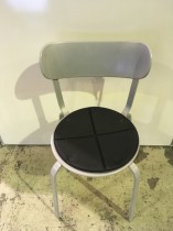 Solid kafestol / restaurantstol fra LaPalma, modell Stil, grått metall med antrasitt pute i polyuretan, brukt