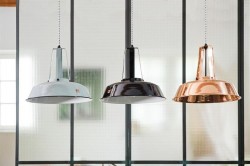 Taklampe i sortemaljert metall, fra HK Living, modell Workshop str Medium, Ø=30cm, industrilampe / verkstedlampe, pent brukt