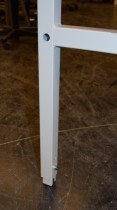 Solid arbeidsbord / arbeidsbenk med 120x80cm bordplate i gråbeige linoleum / metall understell, justerbar høyde, pent brukt