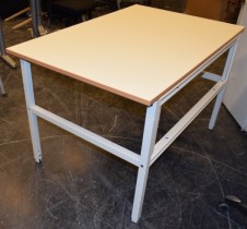 Solid arbeidsbord / arbeidsbenk med 120x80cm bordplate i gråbeige linoleum / metall understell, justerbar høyde, pent brukt