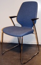 Kinnarps Monroe konferansestol i lys blå ullfilt / krom, armlener i sort, pent brukt