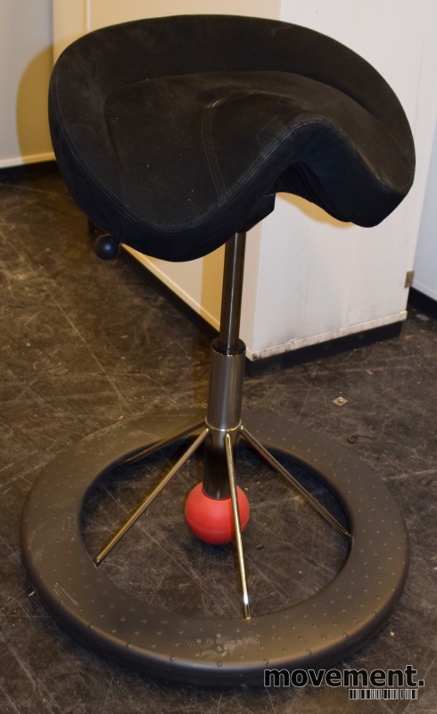 Kontorstol: BackApp ergonomiskkontorstol i sort mikrofiber Kontorstol: BackApp ergonomiskkontorstol i rød mikrofiber
