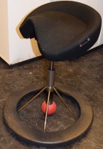 Kontorstol: BackApp ergonomisk kontorstol i sort Gaja ullstoff med rød kule, pent brukt