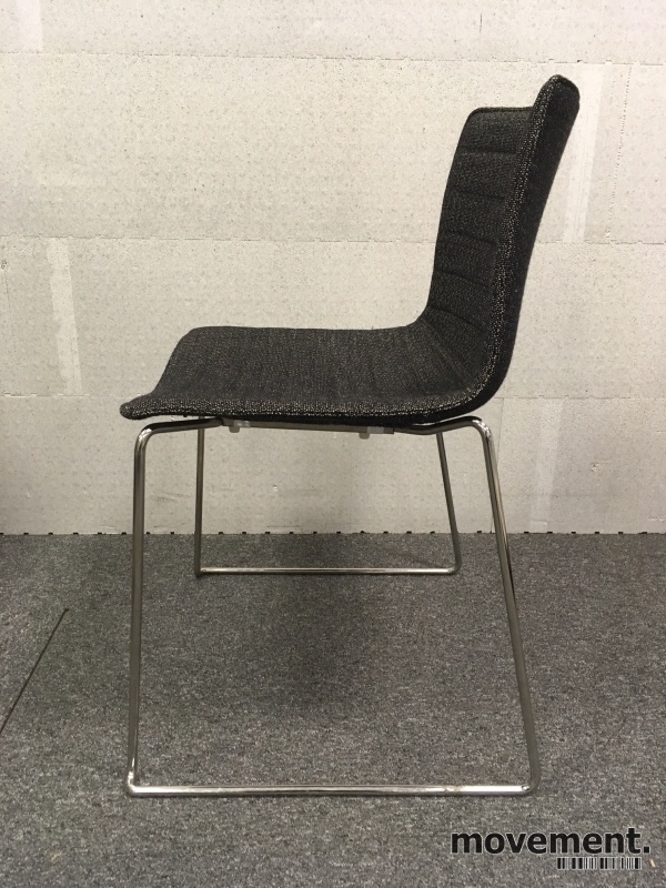 Arper Catifa 46 konferansestol igråmelert stoff vanger i Arper Catifa 46 konferansestol ilyseblått vanger i krom