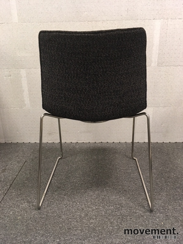 Arper Catifa 46 konferansestol igråmelert stoff vanger i Arper Catifa 46 konferansestol ilyseblått vanger i krom