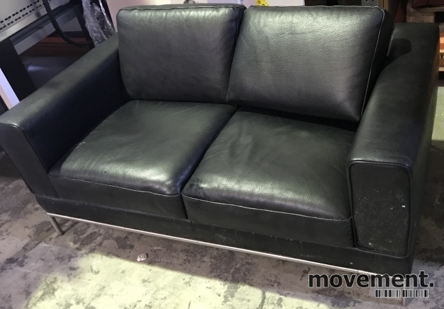 Loungesofa 2seter i sort skinn,satinerte stålben, Ikea Loungestol i sort skinn, modell Arildfra Ikea, 1seter, 94cm