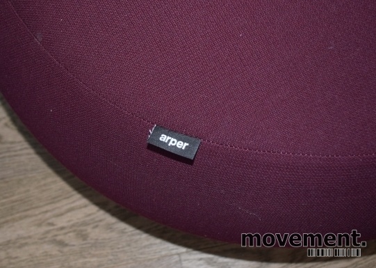 Solgt!Puff fra Arper i vinrødt stoff, - 2 / 2