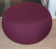 Puff fra Arper i vinrødt stoff, modell Pix 87, Ø=87cm, H=43cm, Design: Ichiro Iwasaki, pent brukt