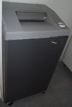 Makuleringsmaskin fra EBA, kraftig modell, 2326c med crosscut, pent brukt