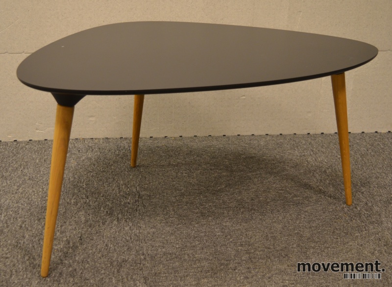 Solgt!Loungebord i sort med ben i eik fra - 1 / 3