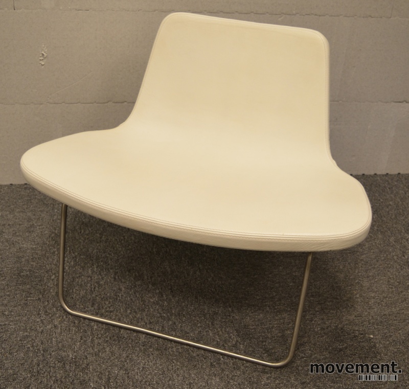 Ray Lounge Chair by Hay, design JakobWagner, i hvitt skinn Ray Lounge Chair by Hay, design JakobWagner, sort skinn