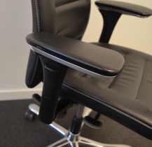 Kontorstol / konferansestol: Kinnarps 5000-serie i sort skinn, gel-armlener, polert aluminium kryss, pent brukt