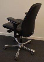 Kontorstol / konferansestol: Kinnarps 5000-serie i sort skinn, gel-armlener, polert aluminium kryss, pent brukt