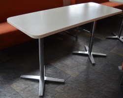 Møtebord / kantinebord fra Materia i hvitt / krom understell, 135x53cm, pent brukt