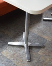 Møtebord / kantinebord fra Materia i hvitt / krom understell, 135x53cm, pent brukt