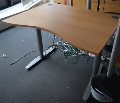 Skrivebord med elektrisk hevsenk fra EFG i bøk, 120x90cm, mavebue, pent brukt