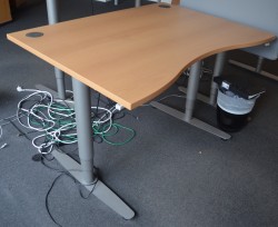 Skrivebord med elektrisk hevsenk fra EFG i bøk, 120x90cm, mavebue, pent brukt
