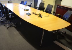 Stort møtebord fra Skandiform, i eik / krom, 500x140cm, passer 16-18 personer, pent brukt