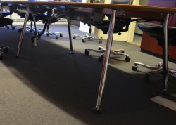Stort møtebord fra Skandiform, i eik / krom, 500x140cm, passer 16-18 personer, pent brukt
