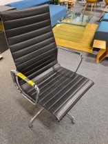 Vitra - Eames Alu Group EA109 konferansestol med høy rygg i sort skinn / krom, betydelig bruksslitasje B-VARE