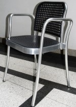 Stablestol/utestol: DePadova Silver Outdoor, Design: Vico Magistretti, Alu ramme, sort sete, pent brukt