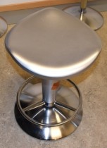 Barstol fra Rexite i sølvgrå farge, justerbar sittehøyde 52-78cm, pent brukt