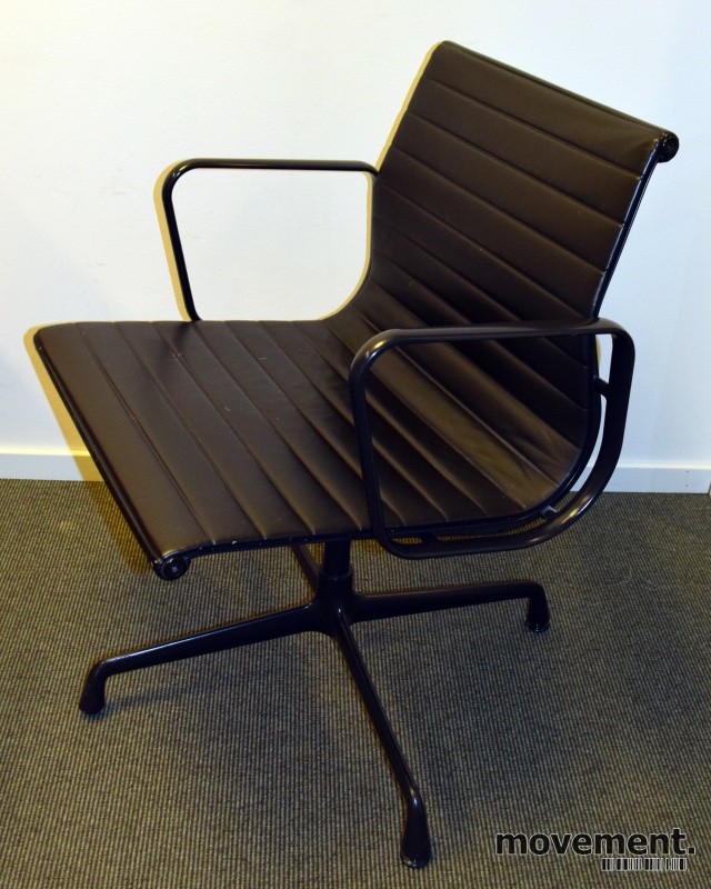 Charles & Ray Eames EA108 ConferenceChair Aluminium Group Eames EA108 conference chair i sortskinn, Vitra original