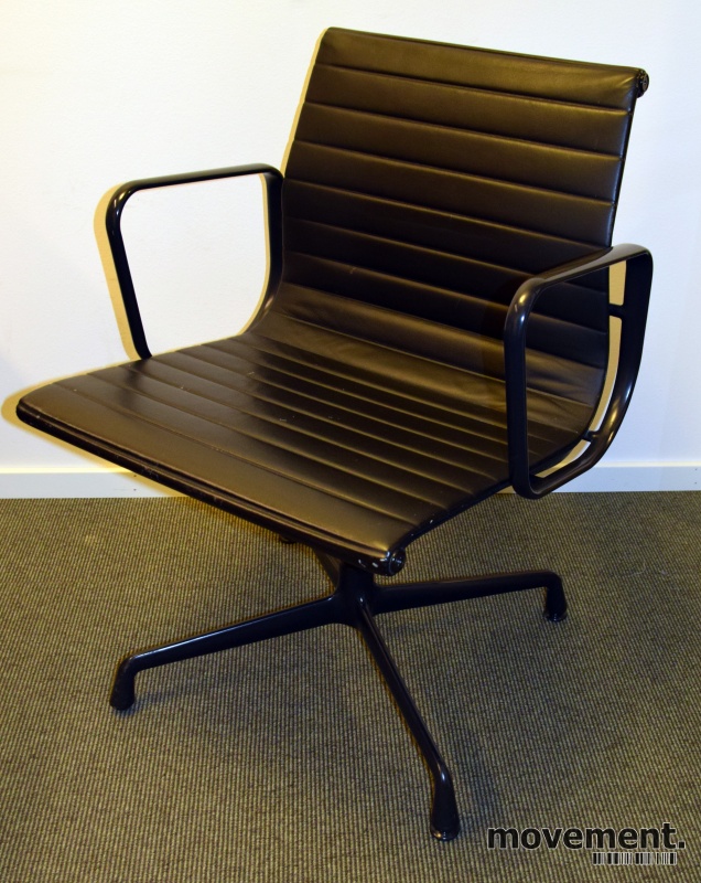 Charles & Ray Eames EA108 ConferenceChair Aluminium Group Eames EA108 conference chair i sortskinn, Vitra original