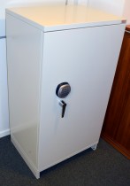 Sikkerhetsskap / safe i grålakkert stål, kodelås, Safe-Senteret, 67cm bredde, 124cm høyde, pent brukt